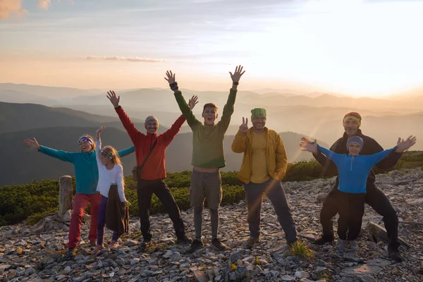 Dağlarda bir seyahat sırasında neşeli arkadaşları