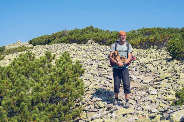 Freudiger Reisender trägt einen kleinen Hund — Stockfoto