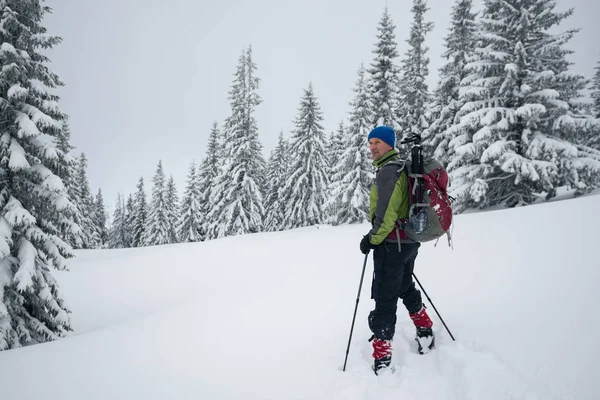 Viajero sonriente está de pie en una nieve profunda —  Fotos de Stock