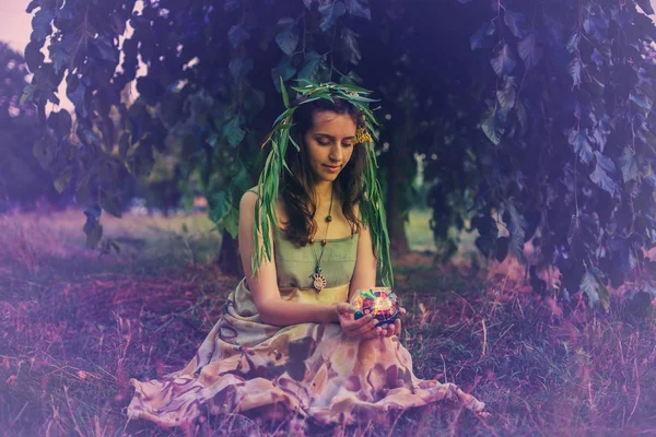 森の妖精は、キャンドルとランプを保持しています。 — ストック写真