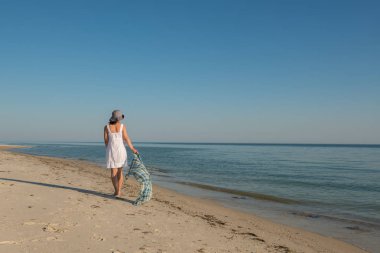 Sahilde beyaz elbiseli romantik kadın