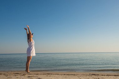 Gökyüzüne uzanan romantik kadın.