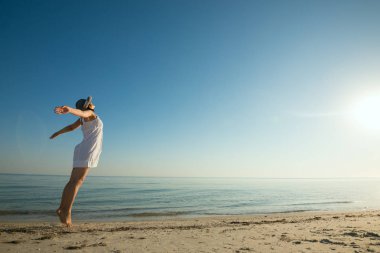 Beyaz bir elbise içinde mutlu kadın güneş görüşmekte atlar