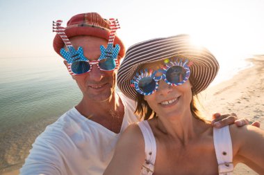 Neşeli çift yolcuları selfie alarak komik güneş gözlüğü