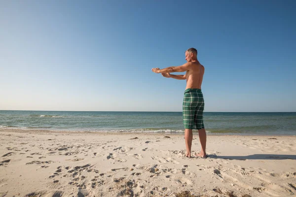 El hombre concentrado está practicando yoga — Foto de Stock