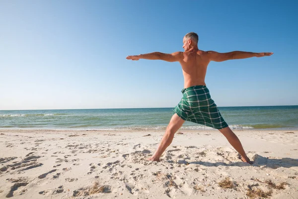 Konsantre beyaz adam asana Yoga yapar