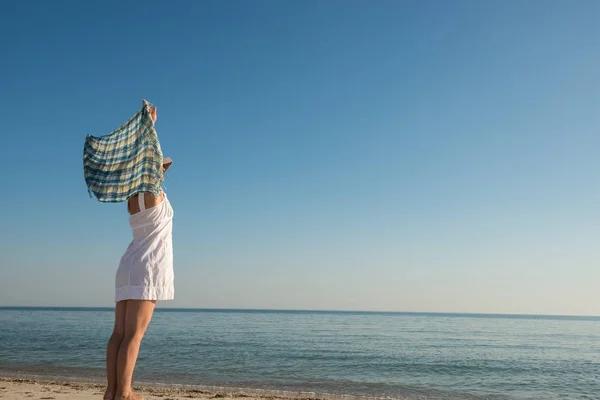 Romantyczna kobieta na plaży z otwartymi ramionami — Zdjęcie stockowe