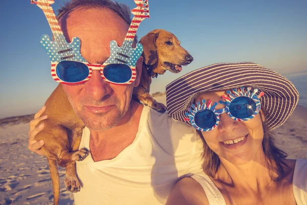 Küçük bir köpek alma selfie ile Çift 
