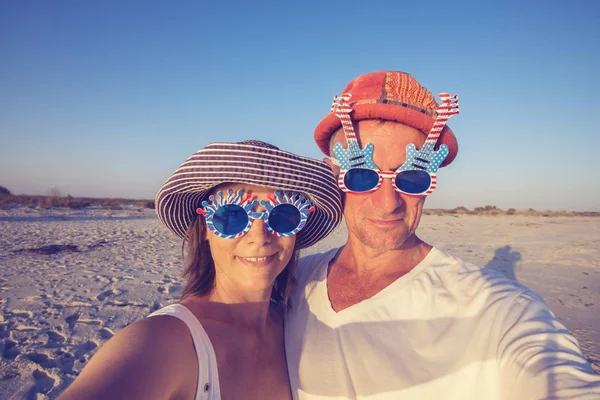 Couple of travelers in funny sunglasses taking selfie — Stock Photo, Image