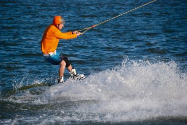 Konsantre adam gezintisi wakeboarding eğitim sırasında hızlı