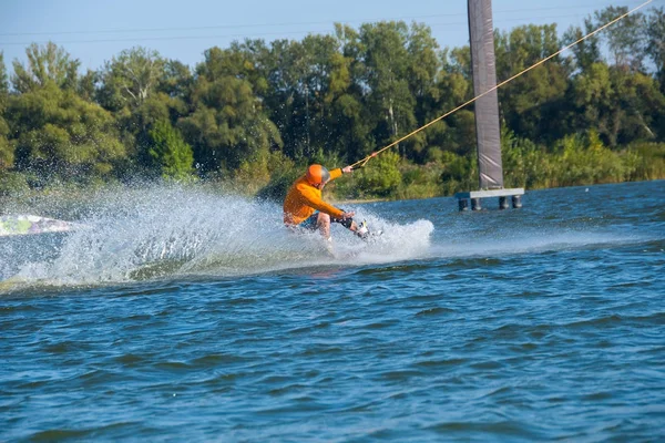Wakeboarder kates sıçramalarına bulutu içine 