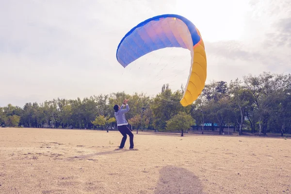 Man is practicing to control a paraglider — Stock Photo, Image