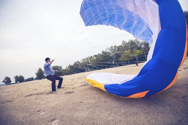 Strained man  catches a wind with a kite — Stock Photo, Image