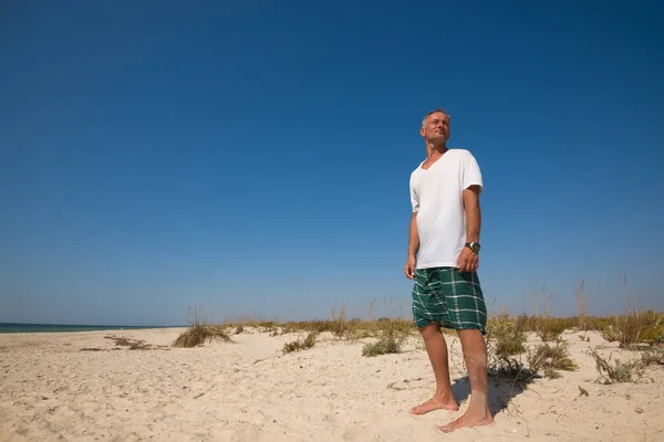 海辺の幸せな男旅行者 — ストック写真