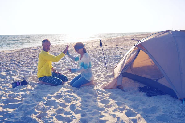 Two travelers get joyful news with using a tablet pc — Stock Photo, Image