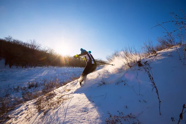 Skieur descend rapidement — Photo