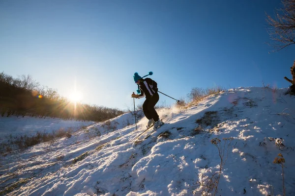 Flicka skidåkare i roliga cap snabb Rider nedförsbacke — Stockfoto