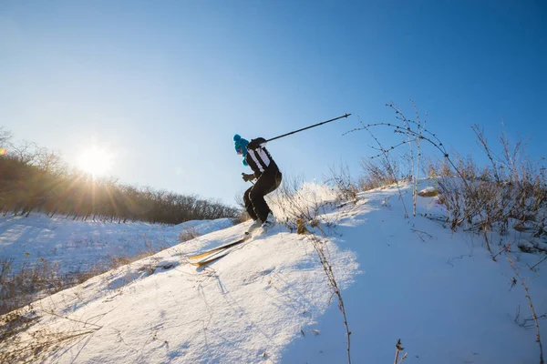 Flicka skidåkare snabba Rider nedförsbacke — Stockfoto