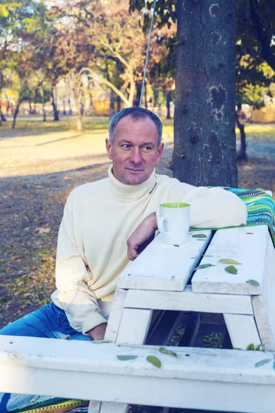 Nachdenklicher Mann mit einer Tasse Kaffee — Stockfoto