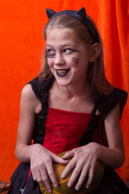 Cadılar Bayramı için kostüm gülümseyen kız