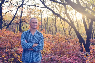 Ekose gömlek gülümseyen adam