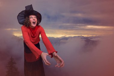 Korkunç bir etkileyici yüz ile Halloween cadı