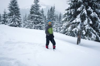 Derin karda maceraperest, bir gözlük standları 