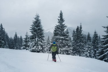 Maceracı, kar ayakkabıları, yamaç tırmanıyor