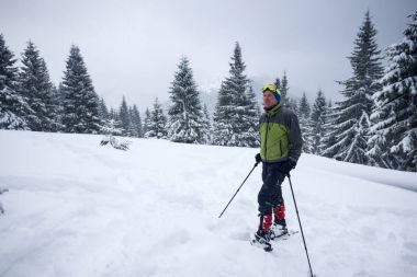 Mutlu traveler, bir kar ayakkabıları