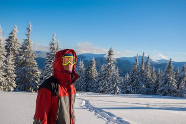 Kış aylarında ceket bir kukuleta ile seyahat
