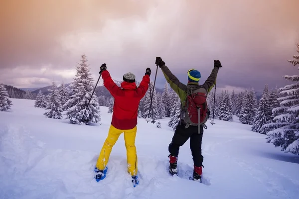 Heureux couple de voyageurs à bras ouverts — Photo