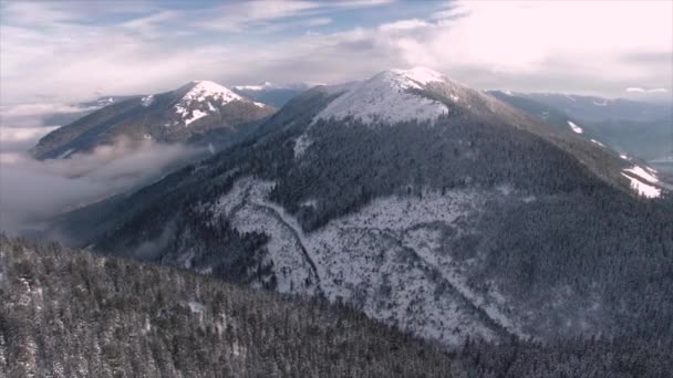 Vuelo sobre las montañas de invierno en el desierto — Vídeo de stock