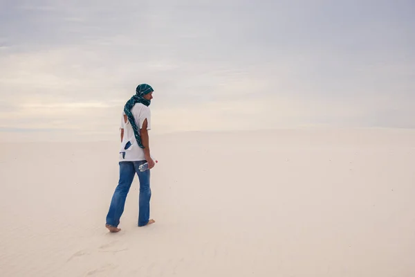 疲れた旅行者は砂漠で失われました。 — ストック写真
