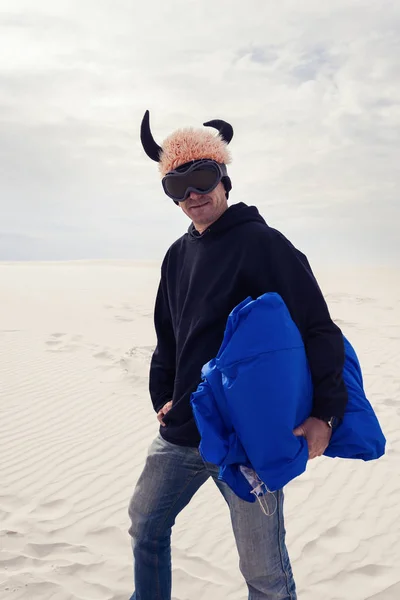 Aventurero camina en el desierto con una cometa montada — Foto de Stock