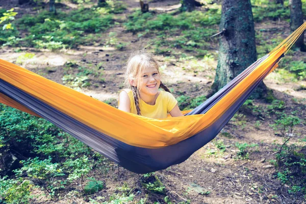 Smiling teenage girl relaxes in a hammock — Stock Photo, Image