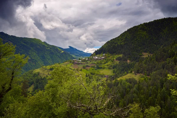 Bergdorp op de hellingen van een schilderachtige vallei — Stockfoto