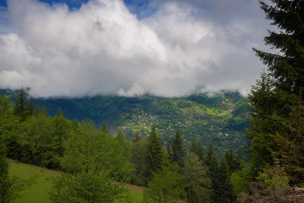 Мальовниче село в горах — стокове фото