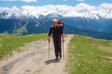 Büyük sırt çantası ile yorgun gezgin 