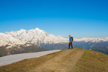 Maceracı bir dağ yolda standları 