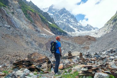 Gezgin bir köpek ile bir dağ geçit anlamına gelir.