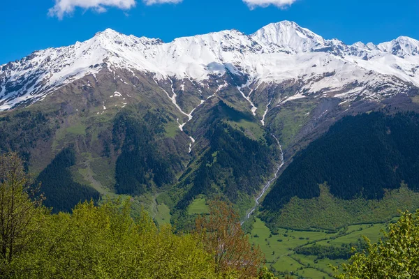 Bergketen bedekt met sneeuw — Stockfoto