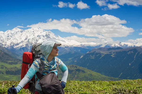 Moe vrouw reiziger staat op het bergplateau — Stockfoto