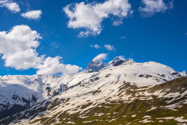 Вершина Ушбы, покрытая снегом — стоковое фото
