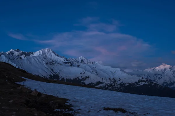 Crépuscule calme magique dans les montagnes — Photo