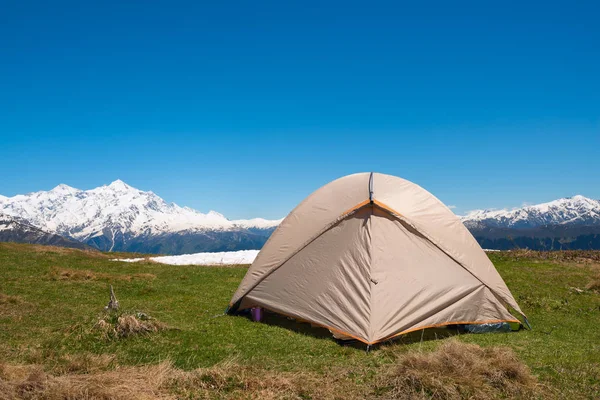 Палатка крупным планом, на зеленом горном лугу — стоковое фото