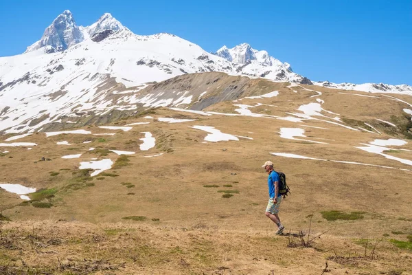 Reiziger, met rugzak, wandelingen langs bergplateau — Stockfoto