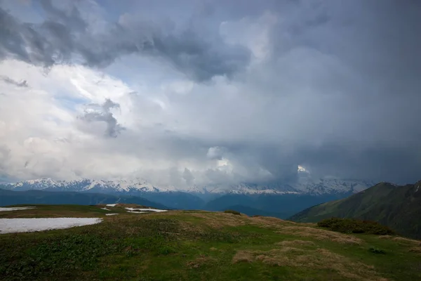 Berglandschaft in lila Tönen — Stockfoto