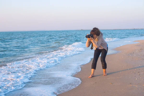 Entuzjastycznie kobieta fotograf robi zdjęcie — Zdjęcie stockowe