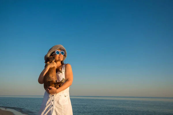 Turystyczna radosny kobieta z małym psem — Zdjęcie stockowe