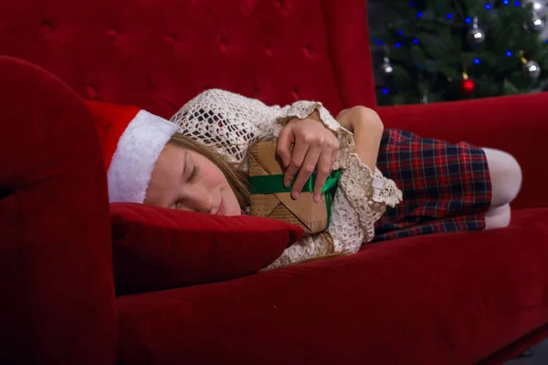 Sorrindo menina adolescente está dormindo docemente em um feliz Natal — Fotografia de Stock